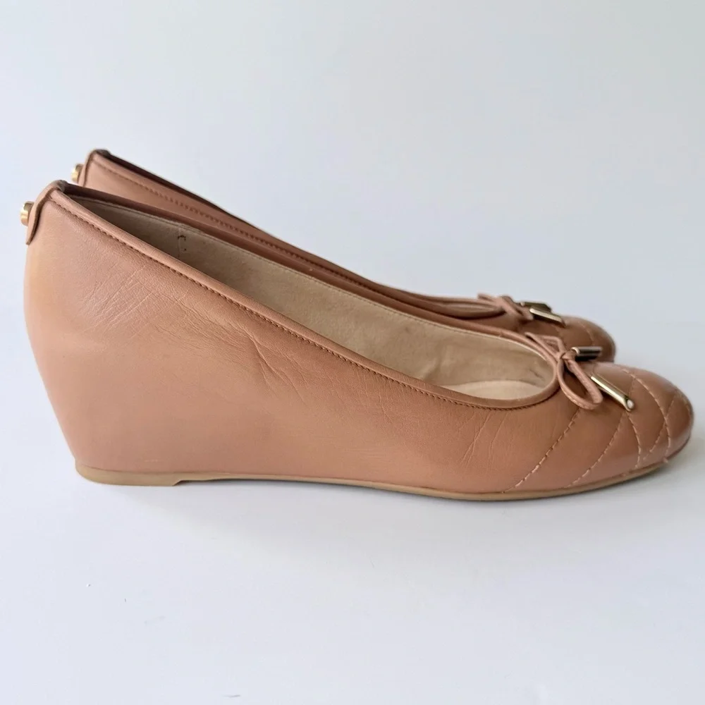Stuart Weitzman Quilty Wedge in Camel / Tan Leather with Rhinestone Detail Bow 8 - Picture 5 of 16